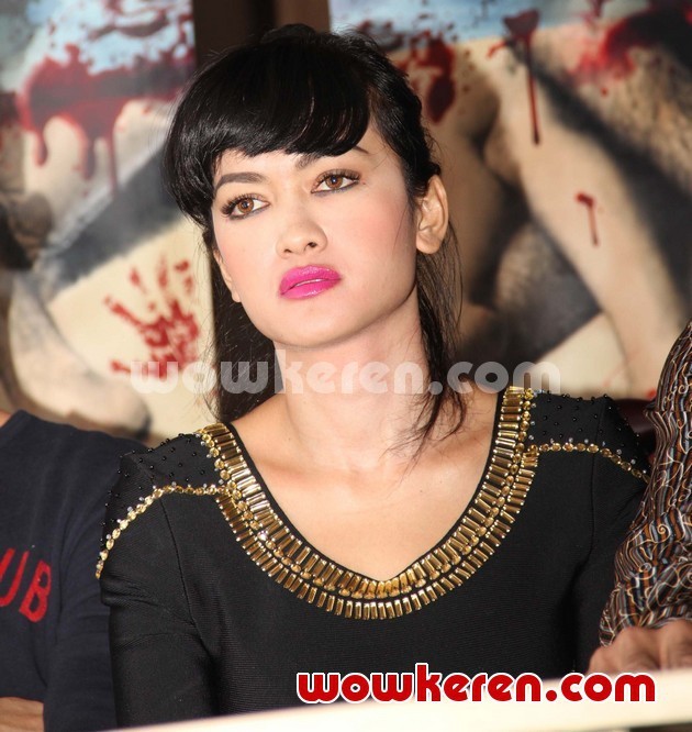 Gambar Foto Julia Perez di Konferensi Pers 'Kutukan Arwah Santet'